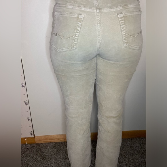 Women’s size 6 boot cut corduroy pants. The color is tan. - Picture 2 of 5